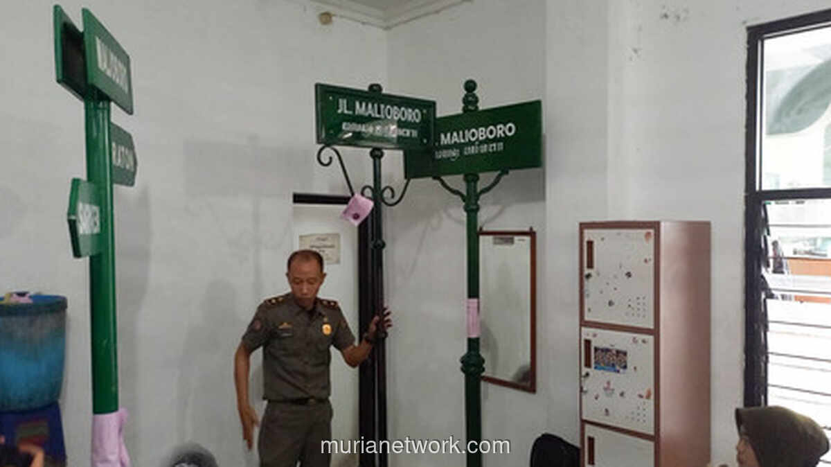 Satpol PP Yogyakarta Tertibkan Tujuh Plang Malioboro Milik Fotografer