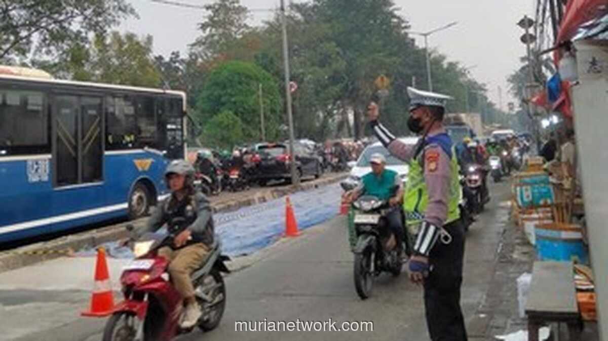 Jalan Raya Bogor Macet Imbas Pengecoran Jalan