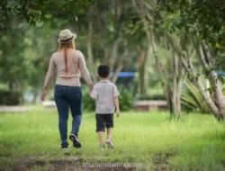 Anak Velcro: Wajar atau Perlu Dikhawatirkan? Begini Cara Melatih Kemandiriannya