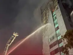 Angin Kencang dan Material Terbakar Perlambat Pemadaman Kebakaran Gedung Bapenda DKI