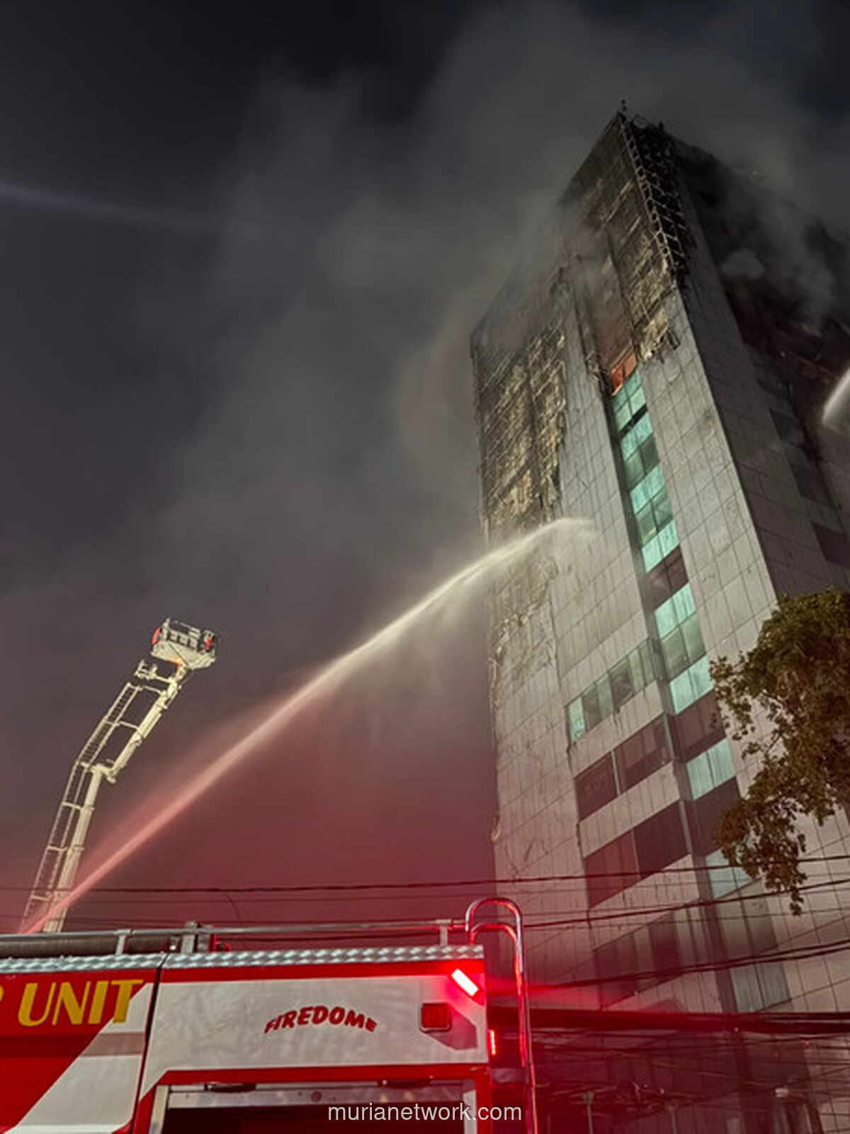 Angin Kencang dan Material Terbakar Perlambat Pemadaman Kebakaran Gedung Bapenda DKI