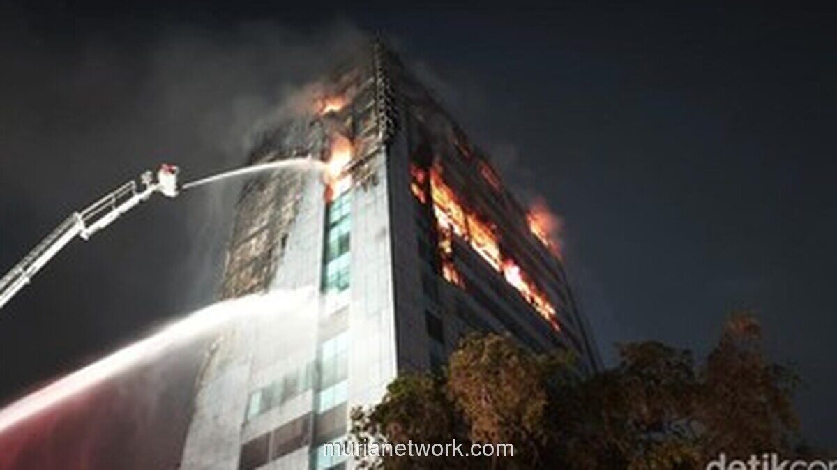 Gedung Bapenda DKI Jakarta Terbakar, 100 Personel Damkar Dikerahkan