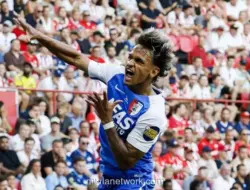 AZ Bungkam PSV 3-0 di Philips Stadion, Kartu Merah Veerman Jadi Titik Balik