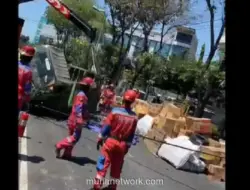 Truk Ekspedisi Bermuatan Ratusan Sepeda Terguling di Surabaya, Lalu Lintas Sempat Macet