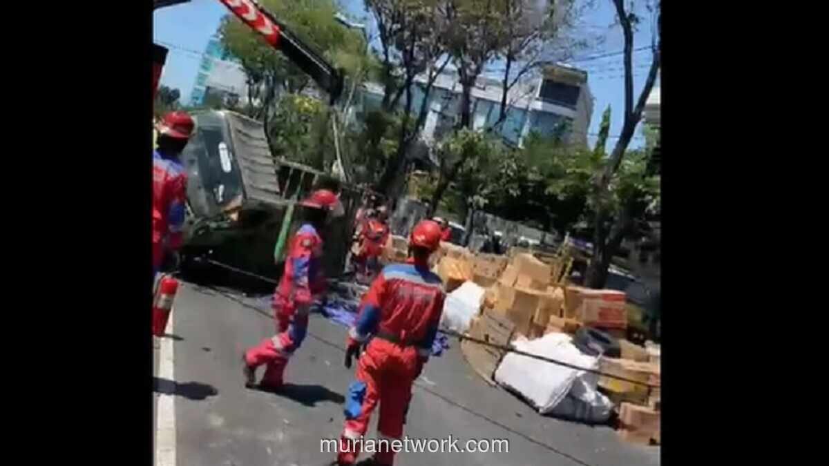 Truk Ekspedisi Bermuatan Ratusan Sepeda Terguling di Surabaya, Lalu Lintas Sempat Macet