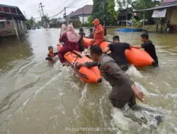 Banjir Rendam Tiga Kecamatan di Padang, Warga Dievakuasi