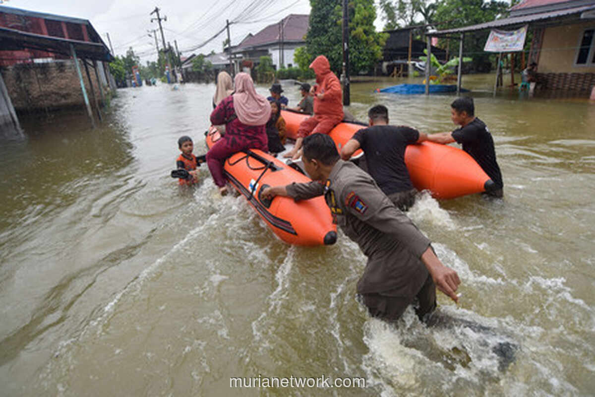 Banjir Rendam Tiga Kecamatan di Padang, Warga Dievakuasi