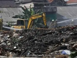 Pemprov DKI Fokus Padamkan Bara di Bawah Tumpukan Sampah yang Terbakar di Kramat Jati