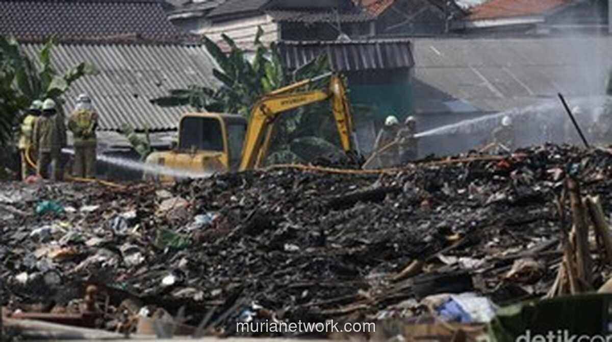 Pemprov DKI Fokus Padamkan Bara di Bawah Tumpukan Sampah yang Terbakar di Kramat Jati