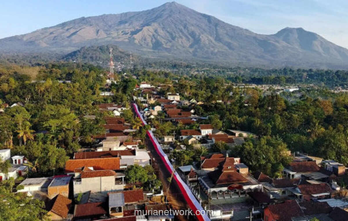 Bendera Merah Putih 600 Meter Membentang di Kaki Gunung Arjuno