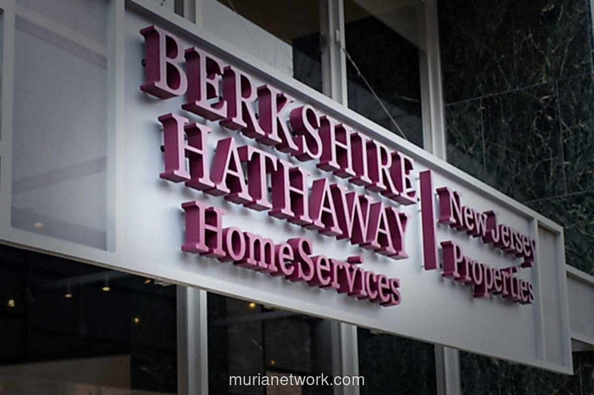 Berkshire Hathaway Mulai Kurangi Tumpukan Kas, Investasikan Rp370 Triliun di Saham