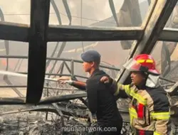 Brimob Kerahkan Armored Water Cannon Bantu Padamkan Kebakaran Gudang di Tangerang