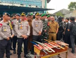 Brimob dan Polres Tangsel Tangkap Enam Terduga Tawuran di Ciputat, Sembilan Sajam Disita