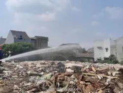 Damkar Masih Siaga Padamkan Api di TPS Liar Kramat Jati
