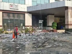 Petugas Damkar Sisir Tumpukan Kertas di Gedung Bapenda Jakarta untuk Cegah Api Menyala Kembali