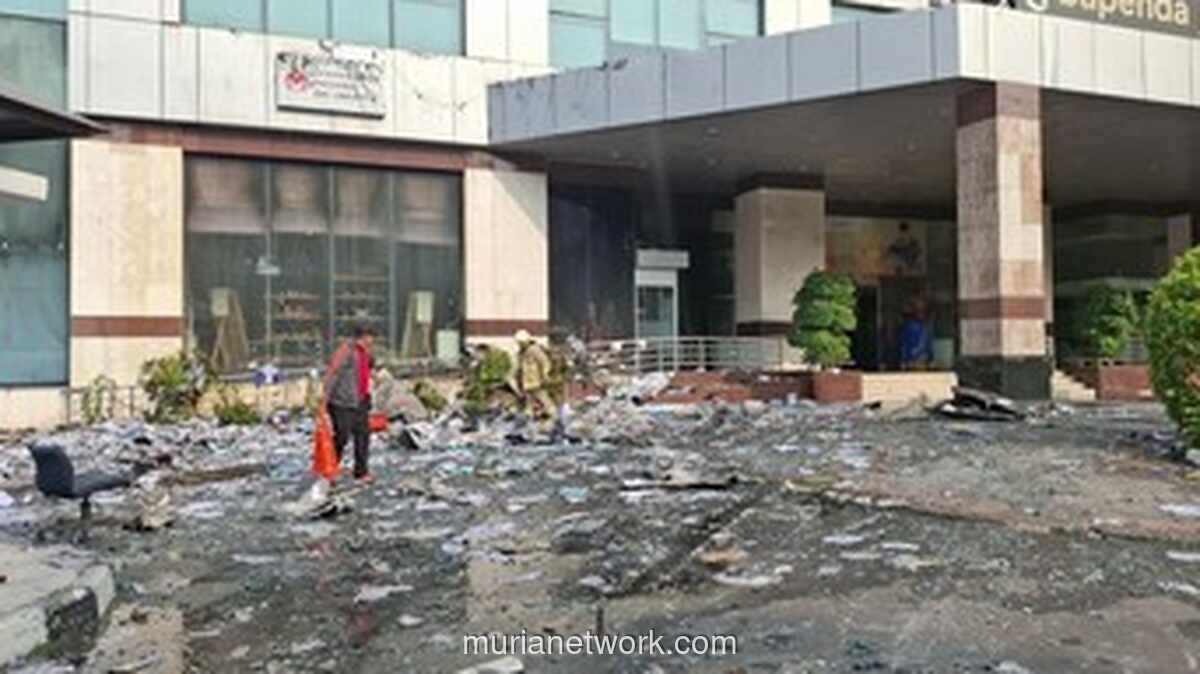 Petugas Damkar Sisir Tumpukan Kertas di Gedung Bapenda Jakarta untuk Cegah Api Menyala Kembali