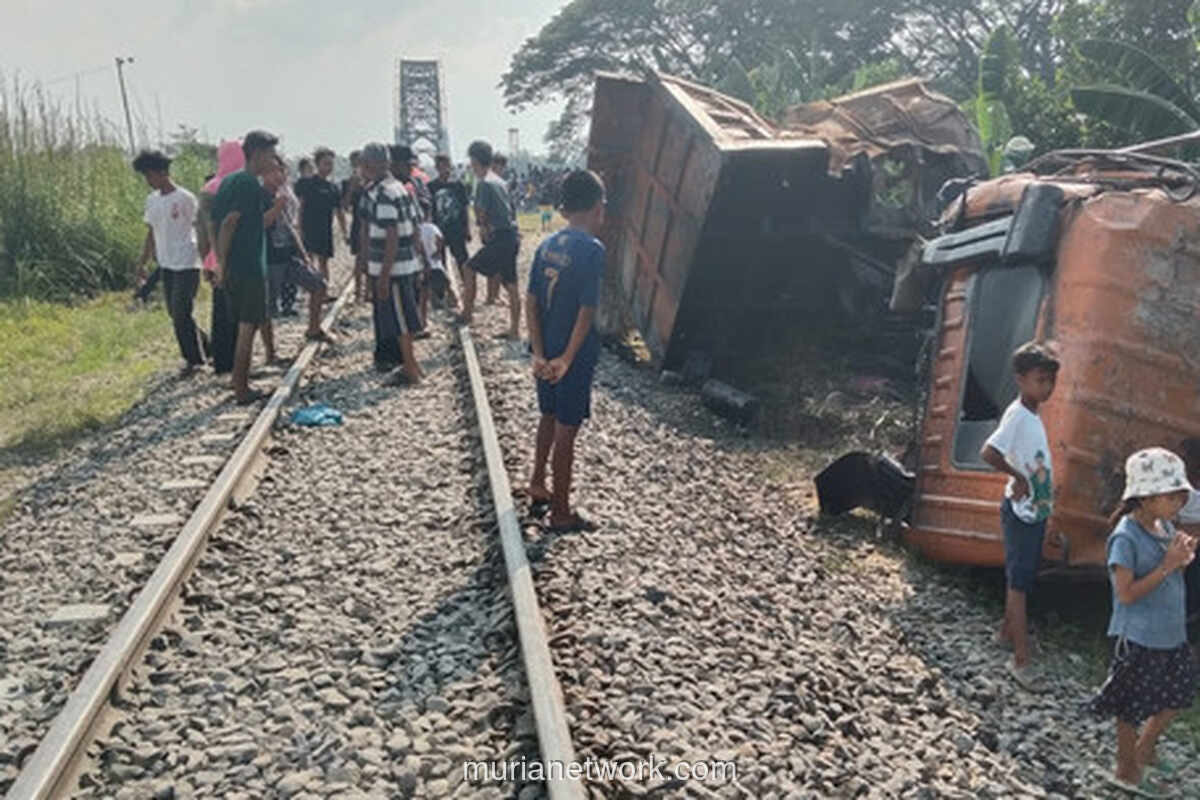 Dump Truk Tertemper KA Putri Deli di Perbaungan, Sopir Tewas