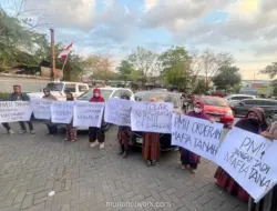 Bubar Dihadang Emak-emak, Aksi PMII di Depan UMI Makassar Dihentikan