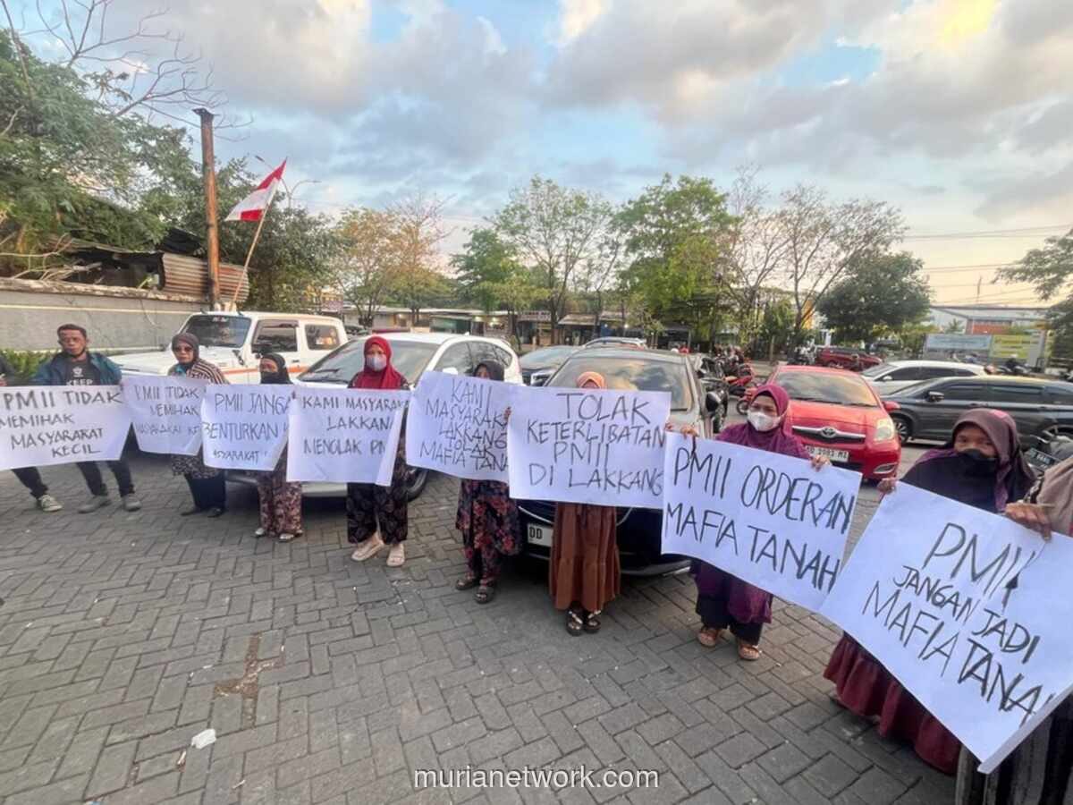 Bubar Dihadang Emak-emak, Aksi PMII di Depan UMI Makassar Dihentikan