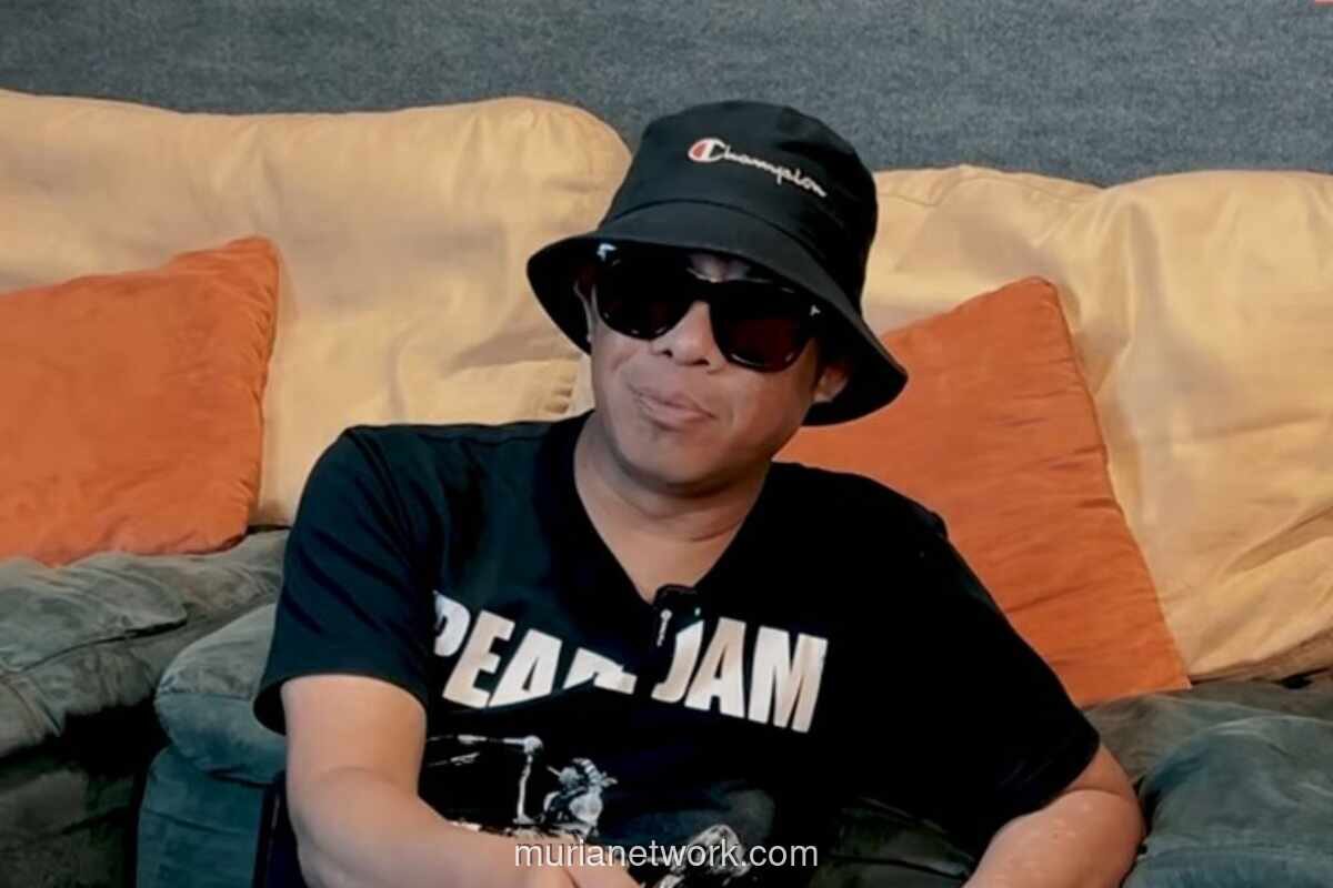 Eno NTRL Ziarah ke Makam Trisno PAS Band, Ungkap Rasa Lega Setelah Berdoa