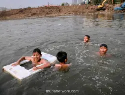Anak-Anak Manfaatkan Kemarau untuk Berenang di Kali Ciliwung