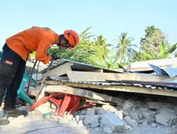 Basarnas dan SAR Polri Sisir Bangunan Terdampak Gempa di Manggarai Timur