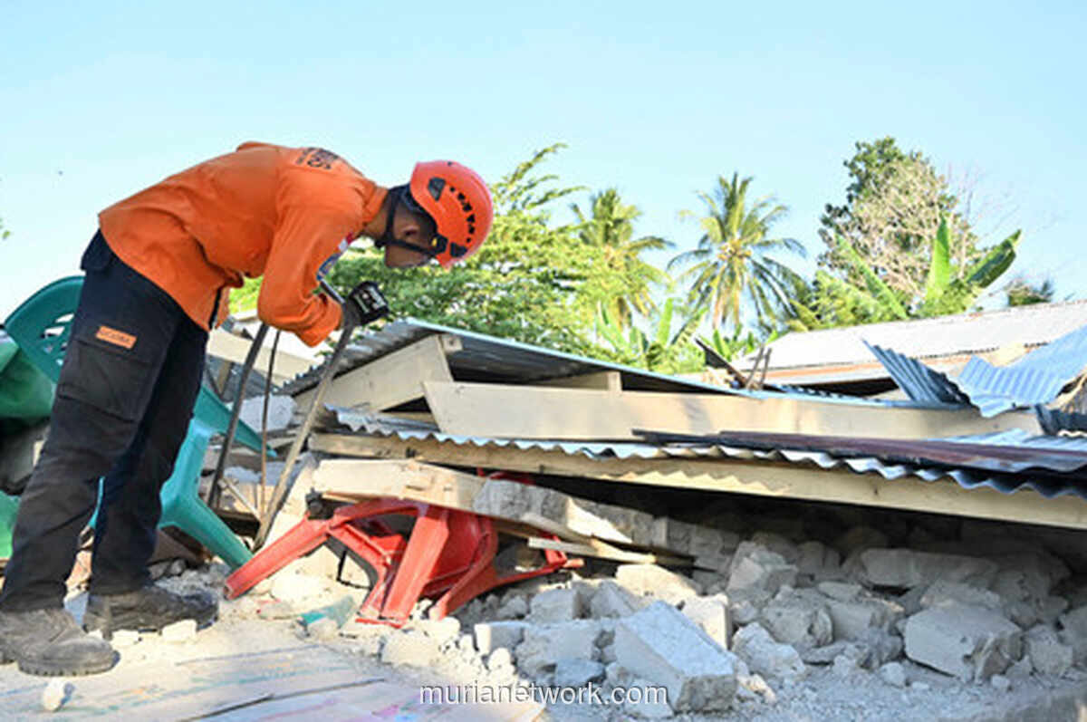 Basarnas dan SAR Polri Sisir Bangunan Terdampak Gempa di Manggarai Timur