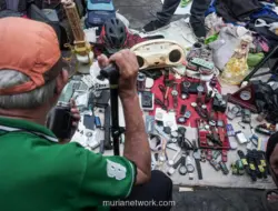 Trotoar Jatinegara Ramai Peminat, Warga Berburu Barang Bekas Layak Pakai