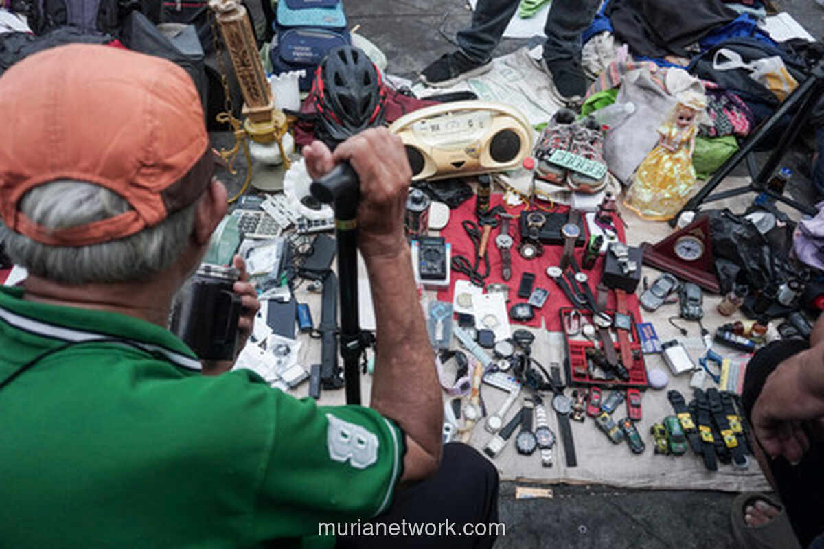 Trotoar Jatinegara Ramai Peminat, Warga Berburu Barang Bekas Layak Pakai