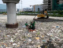 Banjir Manila Bawa Berton-ton Sampah ke Sungai, 16 Orang Tewas