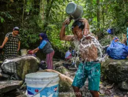Warga Tidore Terpaksa Berjalan Satu Kilometer demi Air Bersih