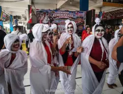 Peringatan HUT ke-81 RI di Terminal Kampung Rambutan Meriah dengan Lomba Kostum Pocong
