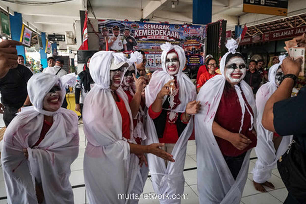 Peringatan HUT ke-81 RI di Terminal Kampung Rambutan Meriah dengan Lomba Kostum Pocong