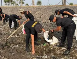 Brimob Polda Metro Jaya Bersihkan Sampah di Pesisir Pantai Kaligaga