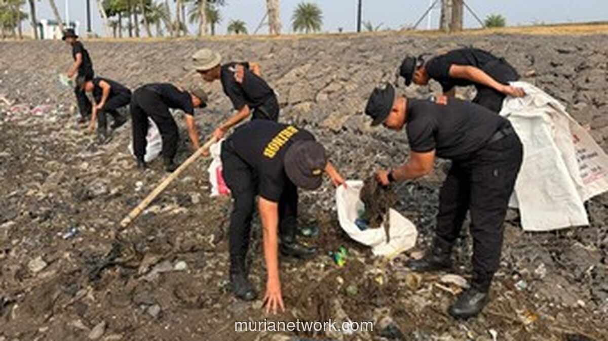 Brimob Polda Metro Jaya Bersihkan Sampah di Pesisir Pantai Kaligaga