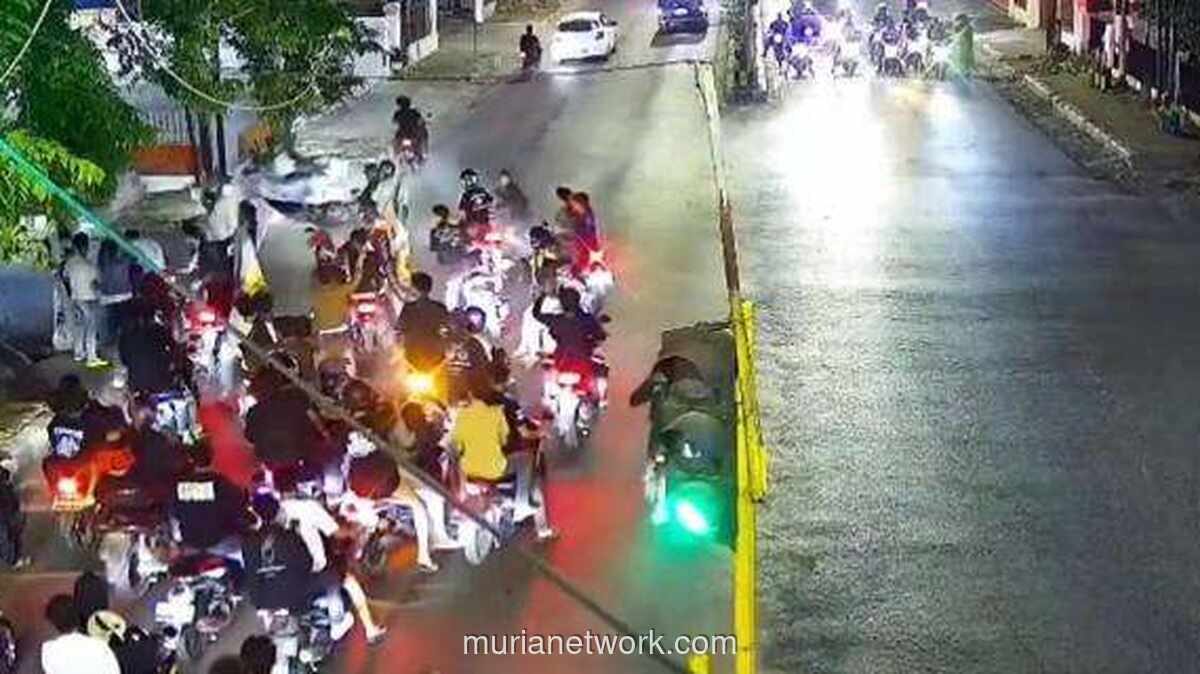 Gerombolan Bermotor di Metro Terekam CCTV Pukuli Pengendara Hingga Luka-Luka