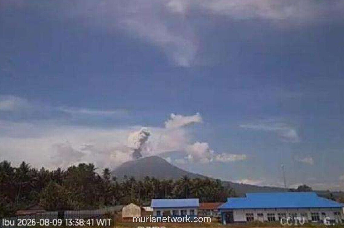 Gunung Ibu Erupsi, Kolom Abu Membubung 800 Meter