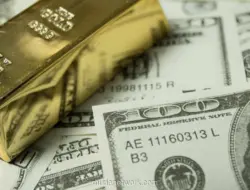 Harga Emas Dunia Tertekan Dolar, tapi Cetak Kenaikan Bulanan Pertama dalam Lima Bulan