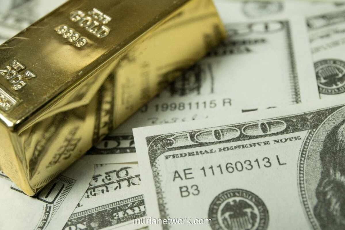 Harga Emas Dunia Tertekan Dolar, tapi Cetak Kenaikan Bulanan Pertama dalam Lima Bulan
