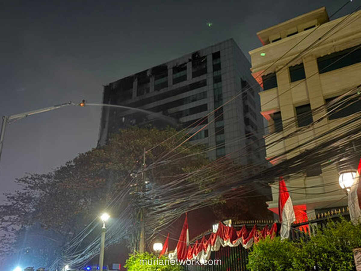 Kebakaran Hebat di Gedung Bapenda Jakarta, Petugas Damkar Masih Lakukan Pendinginan