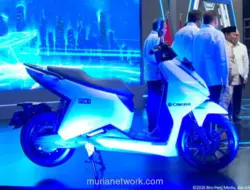 Prabowo Luncurkan Motor Listrik Nasional Molinas Cakra NX1 di Cikarang
