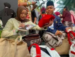 Pembagian Suvenir Meriahkan HUT ke-81 RI di Istana Merdeka