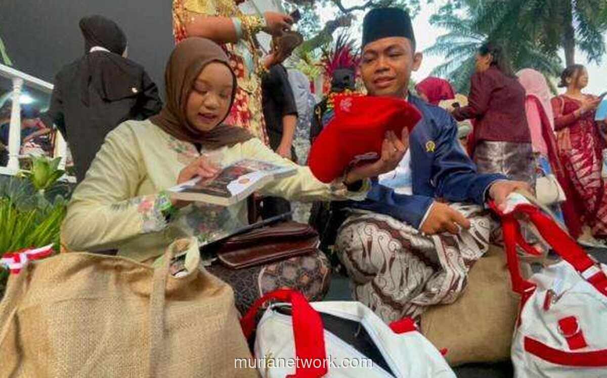 Pembagian Suvenir Meriahkan HUT ke-81 RI di Istana Merdeka