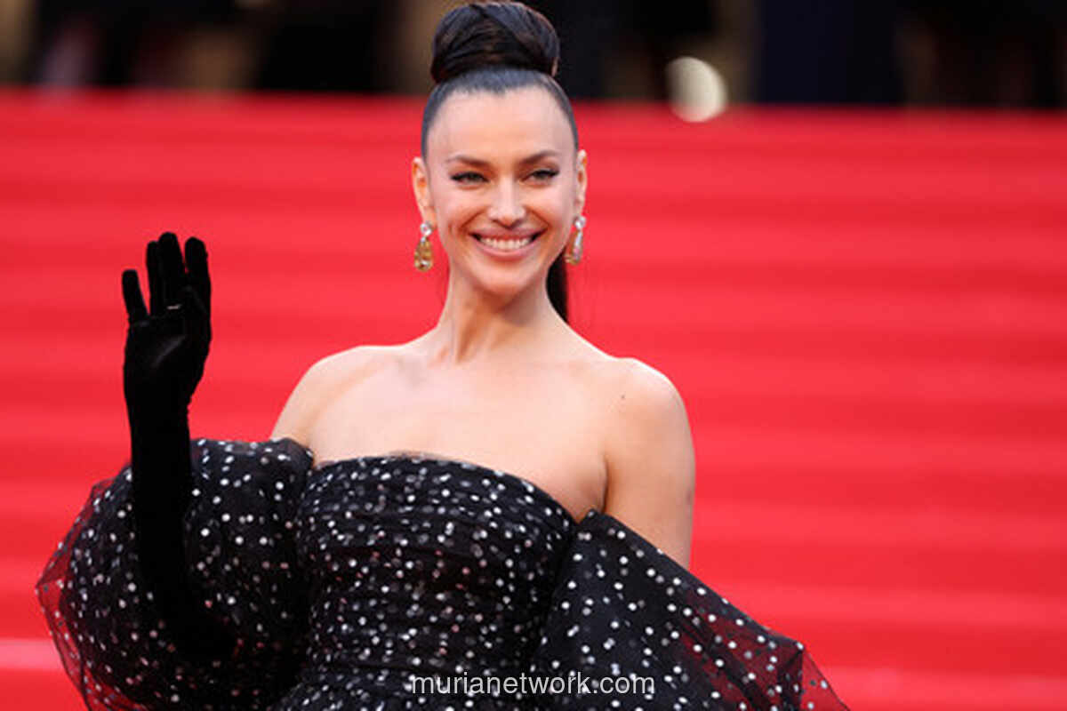 Irina Shayk Dikabarkan Dekat dengan Bintang NBA Devin Booker