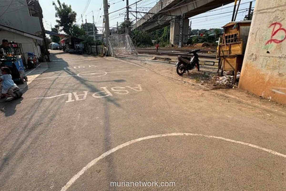 KAI Tegaskan Area Jalur Rel Tak Boleh Dipakai Main Sepak Bola