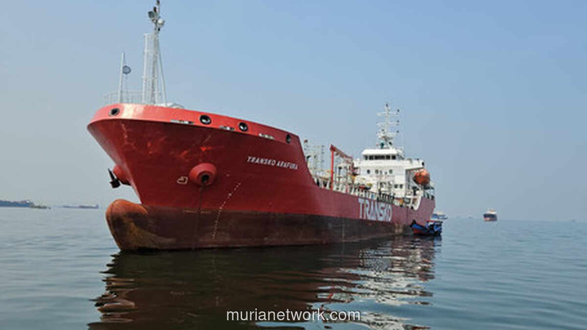 Kapal Tanker Pertamina Evakuasi 17 Korban Kebakaran KMP Mutiara Sentosa 2
