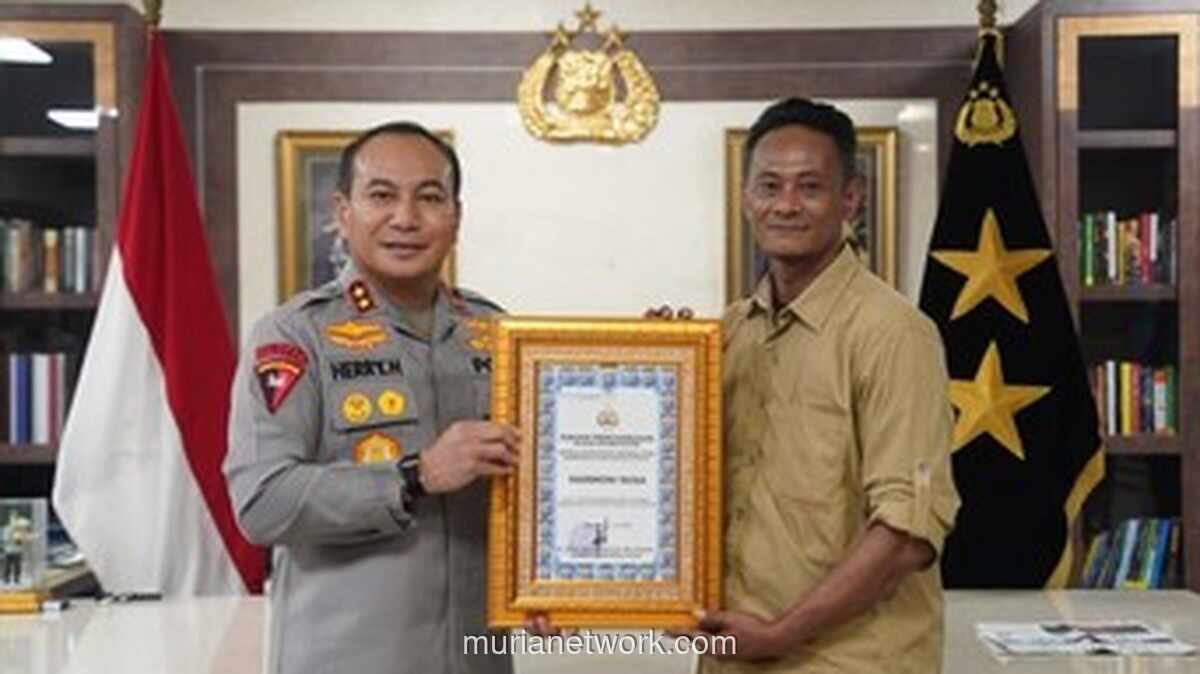 Kapolda Riau Beri Penghargaan ke Dua Yayasan atas Kontribusi Jembatan Merah Putih Presisi