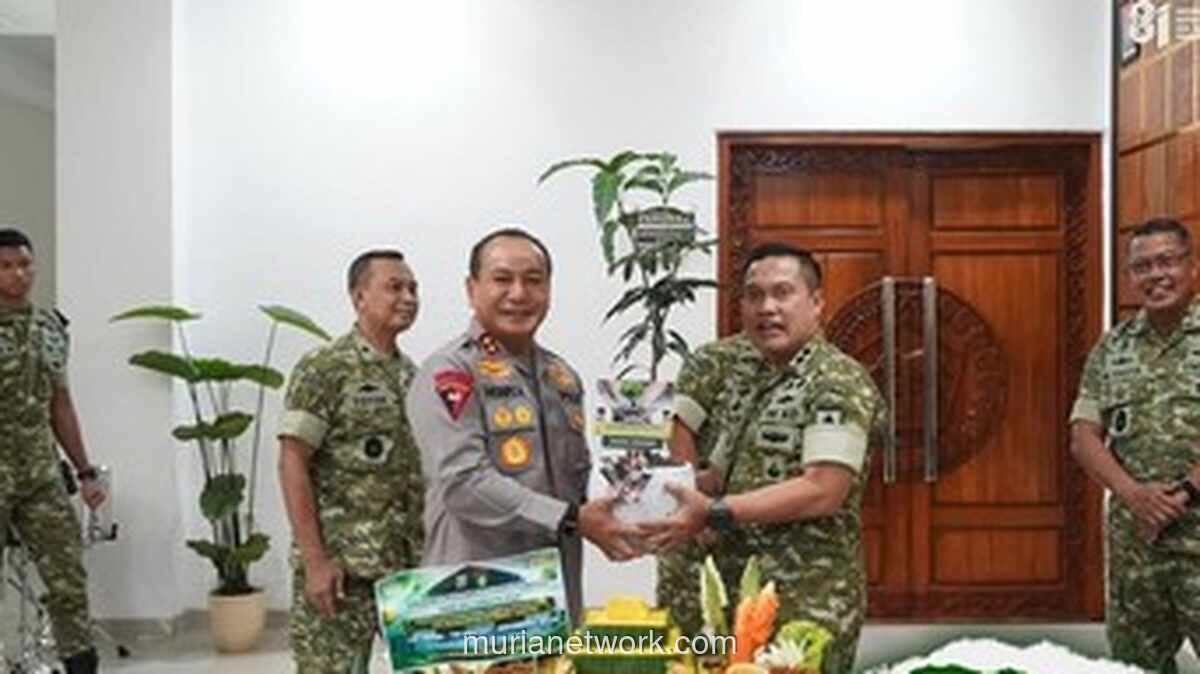 Kapolda Riau Beri Kejutan Tumpeng dan Bibit Pohon di HUT ke-1 Kodam XIX/Tuanku Tambusai