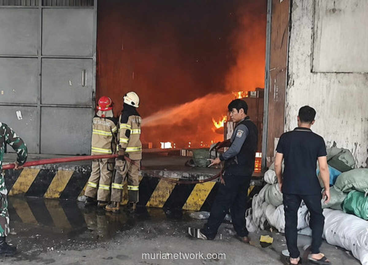 Kebakaran Tiga Gudang di Kosambi Berhasil Dipadamkan