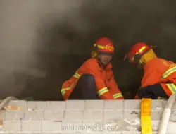 Kebakaran Melanda Gedung di Cikini, 70 Personel Damkar Dikerahkan